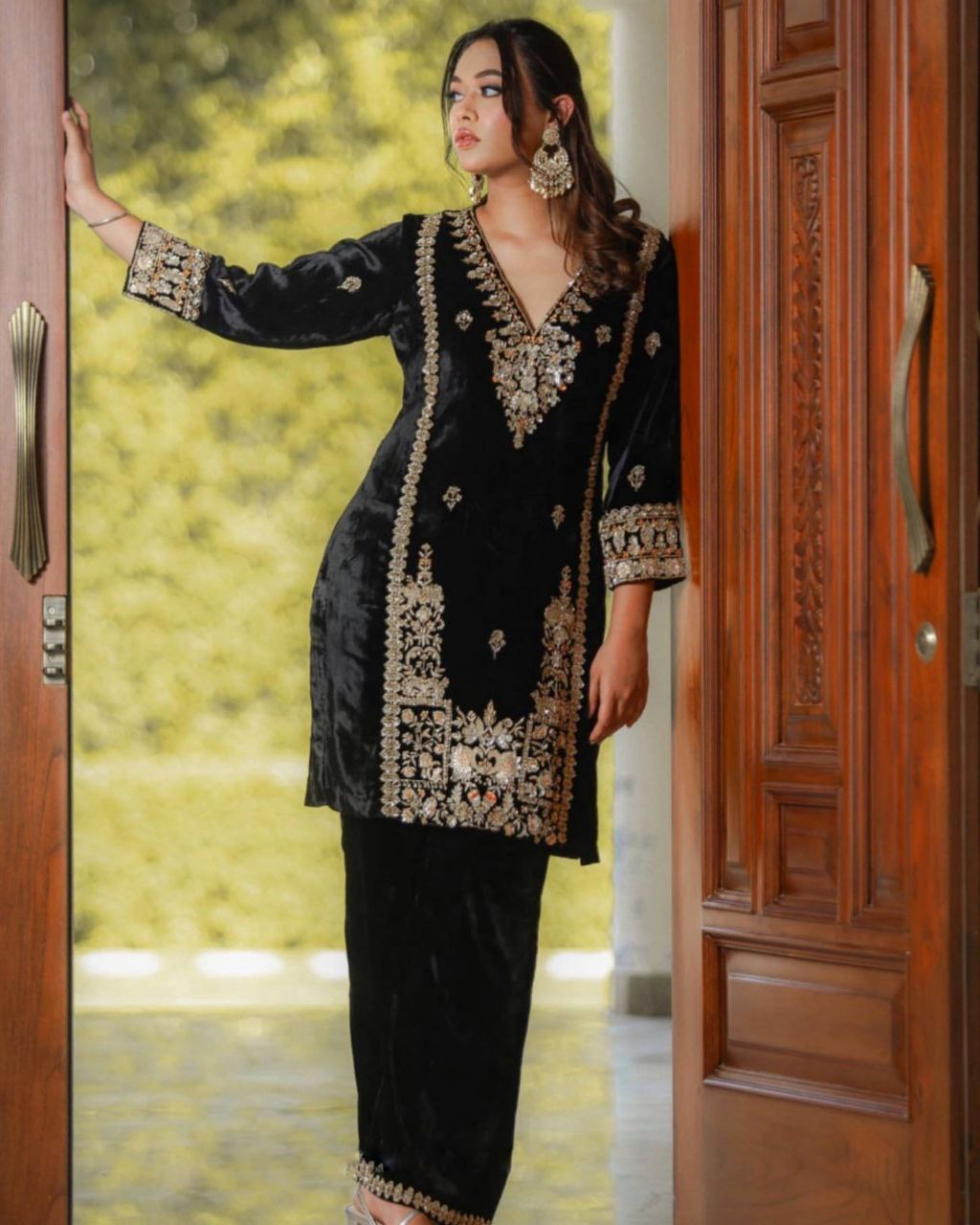 Gorgeou Black Velvet Embroidery Work Pakistani Pent Suit With Dupatta