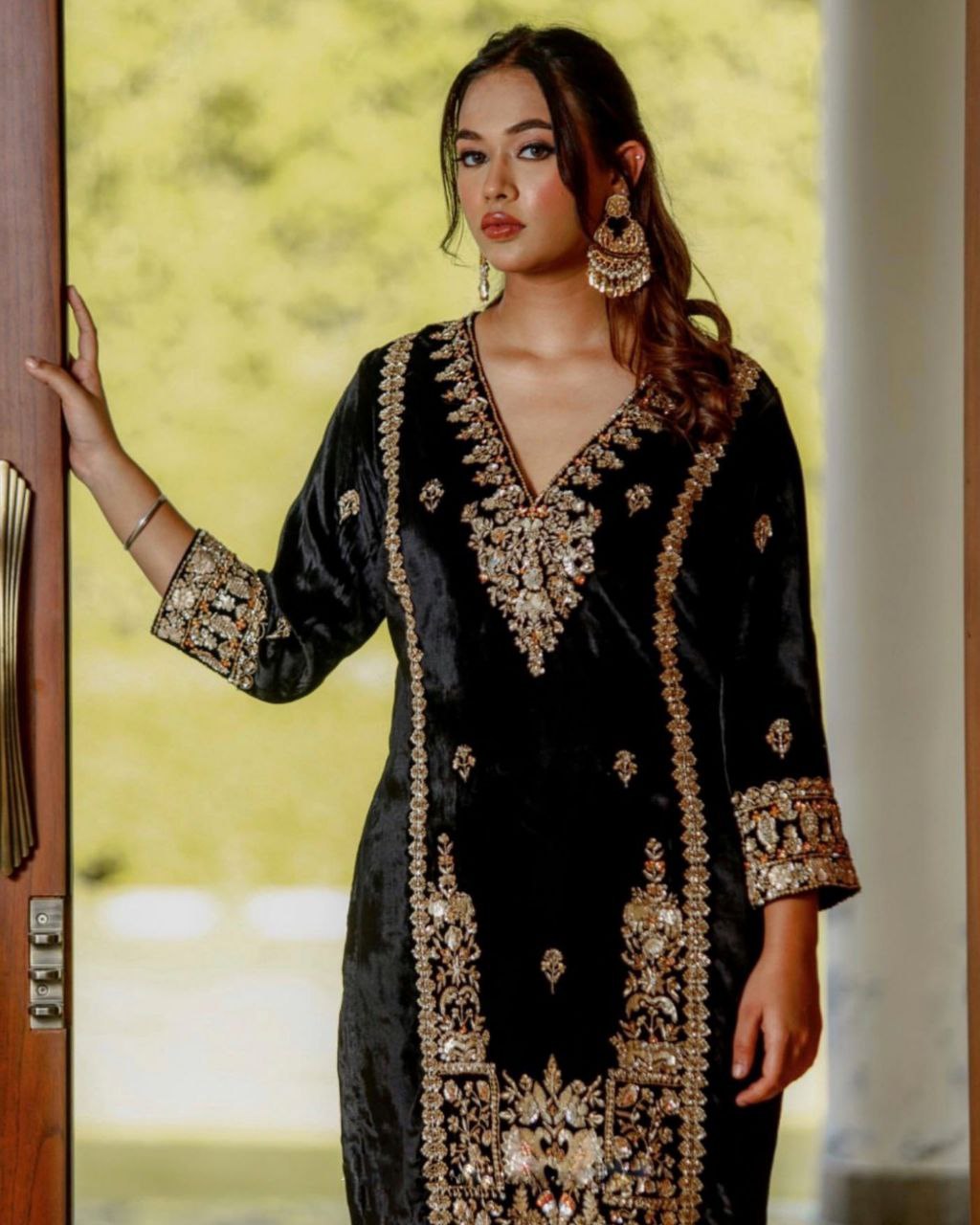 Gorgeou Black Velvet Embroidery Work Pakistani Pent Suit With Dupatta